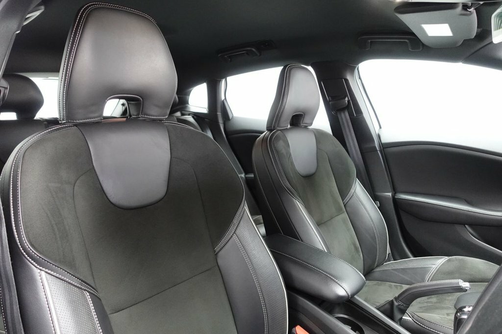 Volvo V40 2L R-design BK16HCU White #3