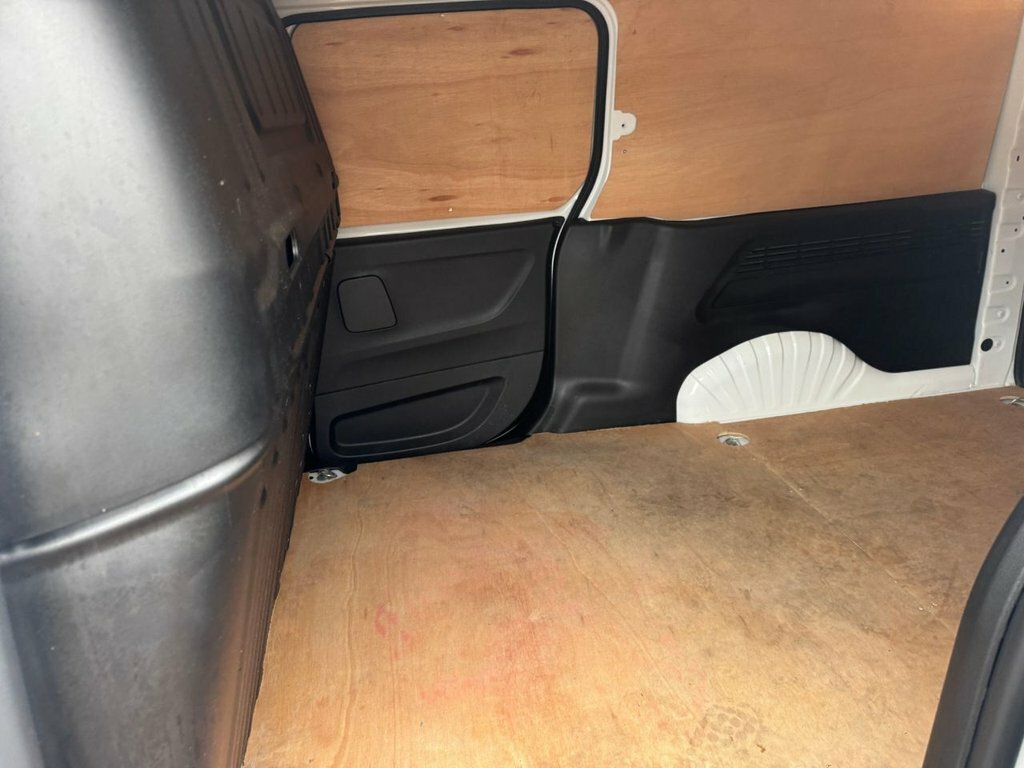 Vauxhall Combo 1.5L Edition White #6