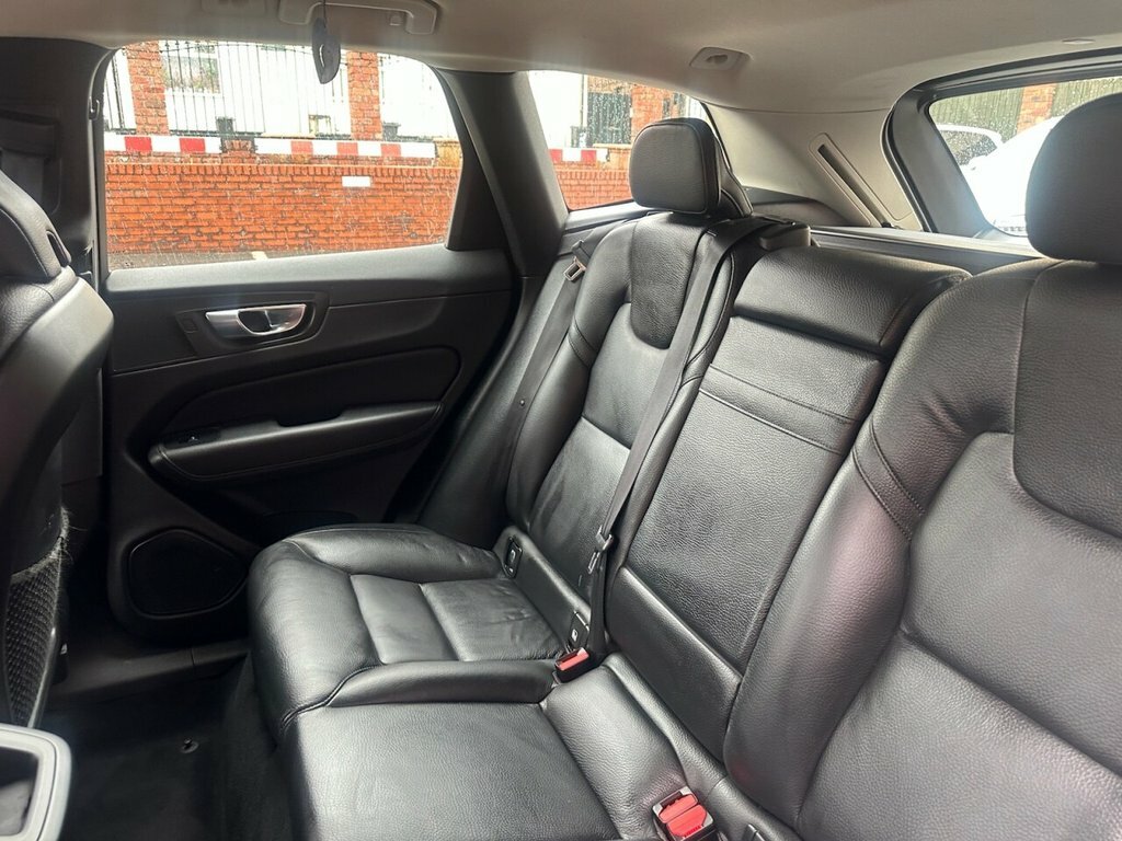 Volvo XC60 2L Momentum Black #6