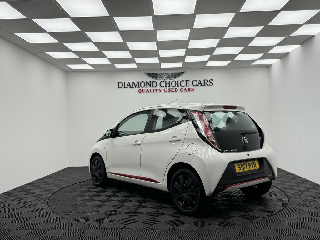 Toyota Aygo 1.0 Vvt-i X-play White #4