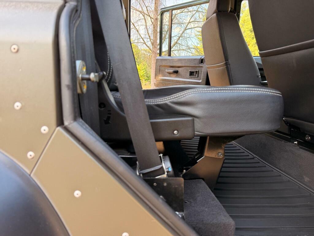 Land Rover Defender 110 County Dcb #28