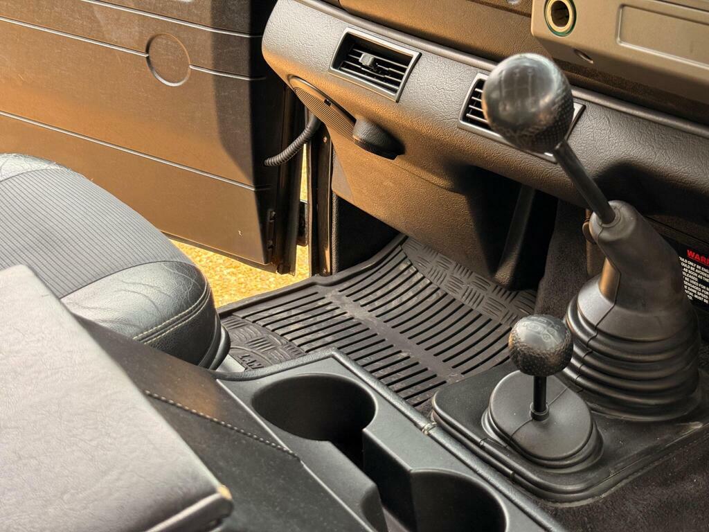 Land Rover Defender 90 Green #19