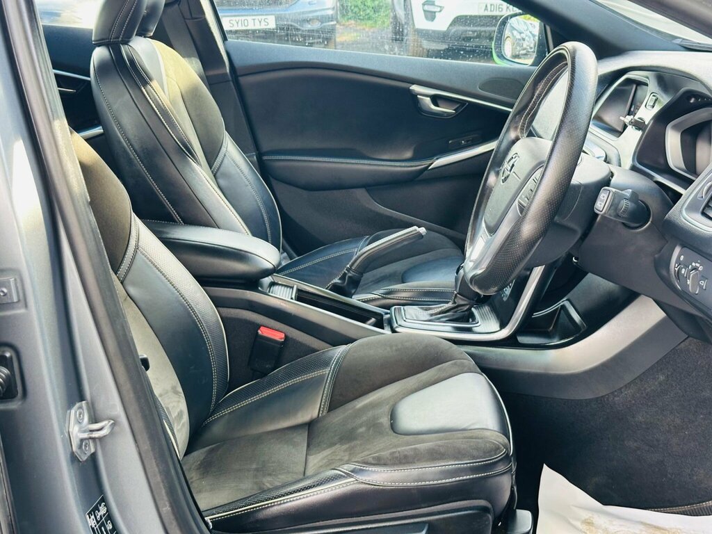 Volvo V40 Hatchback 2.0 White #31