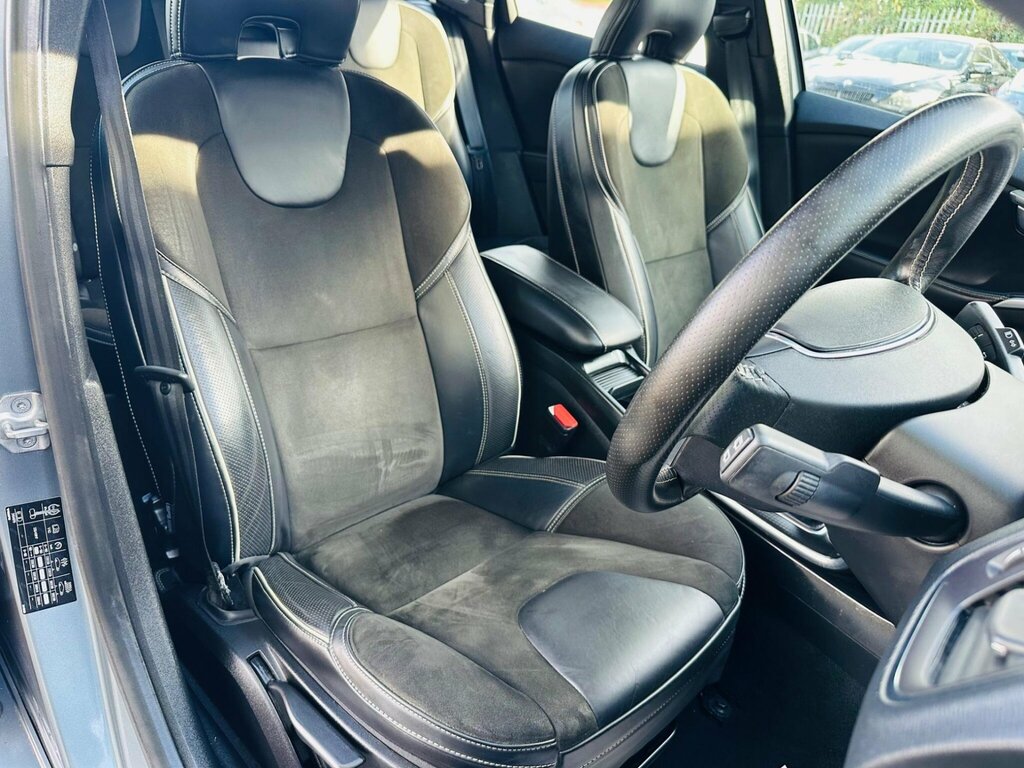 Volvo V40 Hatchback 2.0 White #34