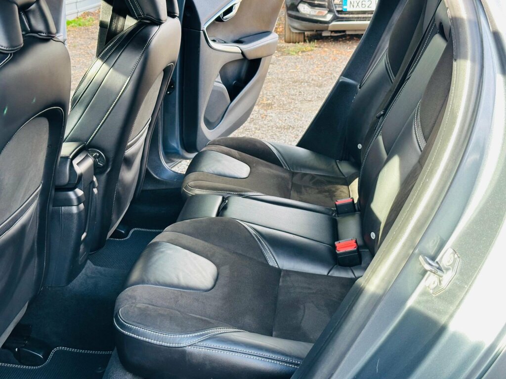 Volvo V40 Hatchback 2.0 White #35