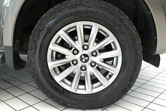 Mitsubishi L200 Di-d Dc Barbarian Pickup DY17DNF Green #6