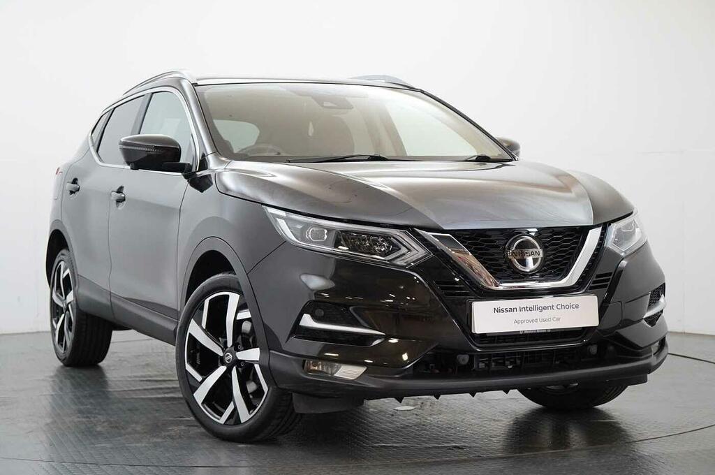 Nissan Qashqai 1.3 Dig-t 140 N-motion With Panoramic Glass Roof A Black