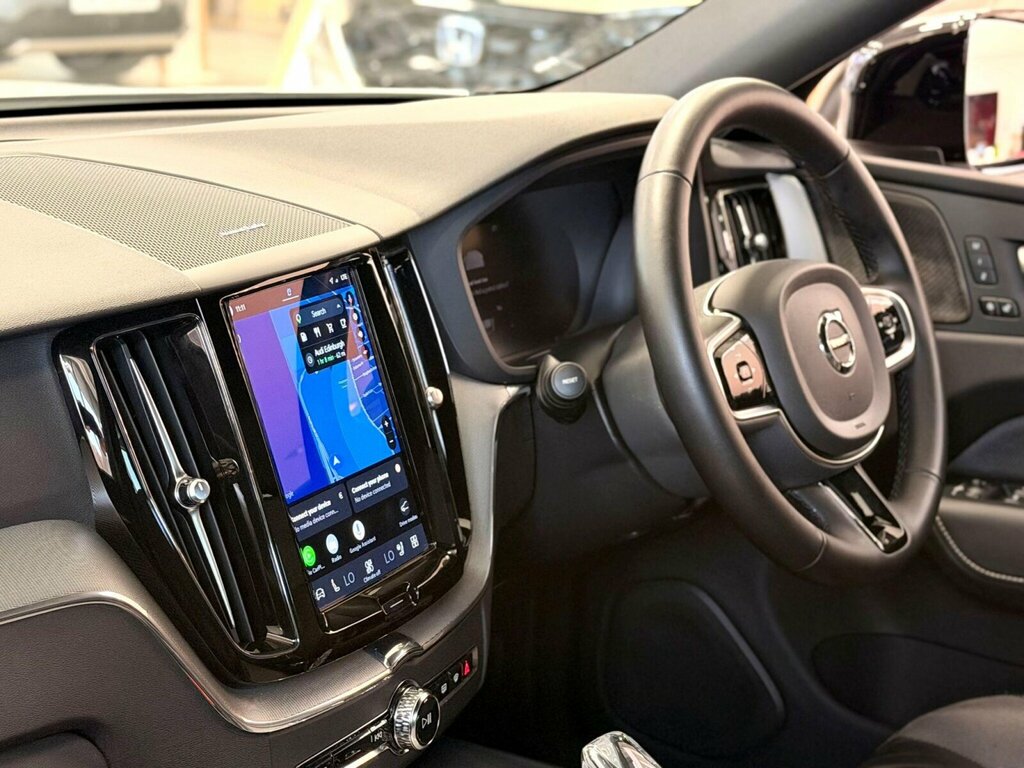 Volvo XC60 2.0 B5p Plus Dark Awd Geartronic White #4