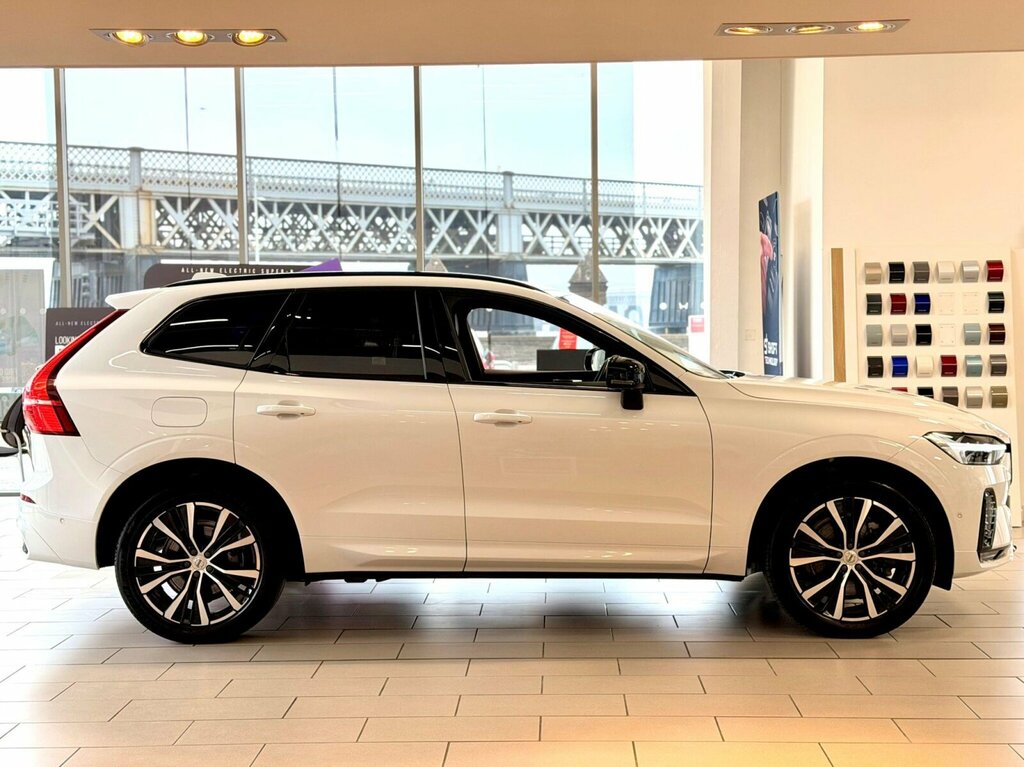 Volvo XC60 2.0 B5p Plus Dark Awd Geartronic White #2