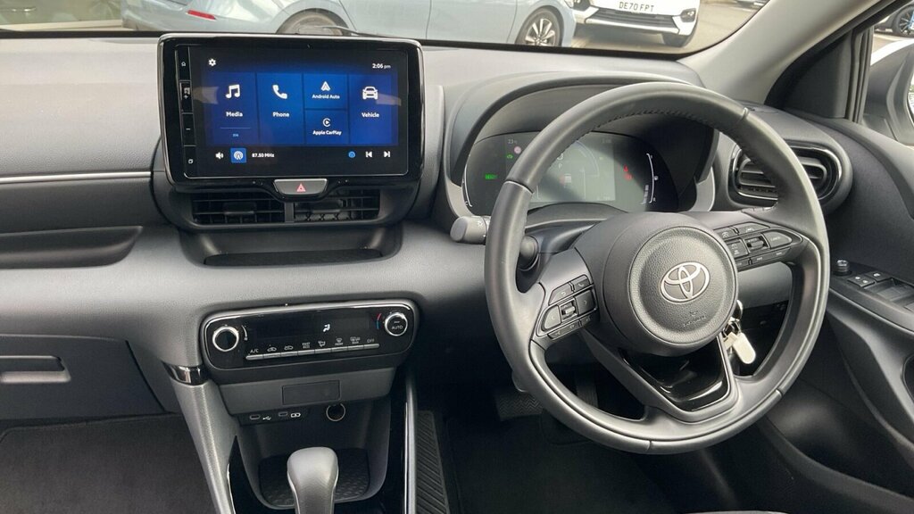 Toyota Yaris 1.5 Vvt-h Design E-cvt Euro 6 Ss White #6