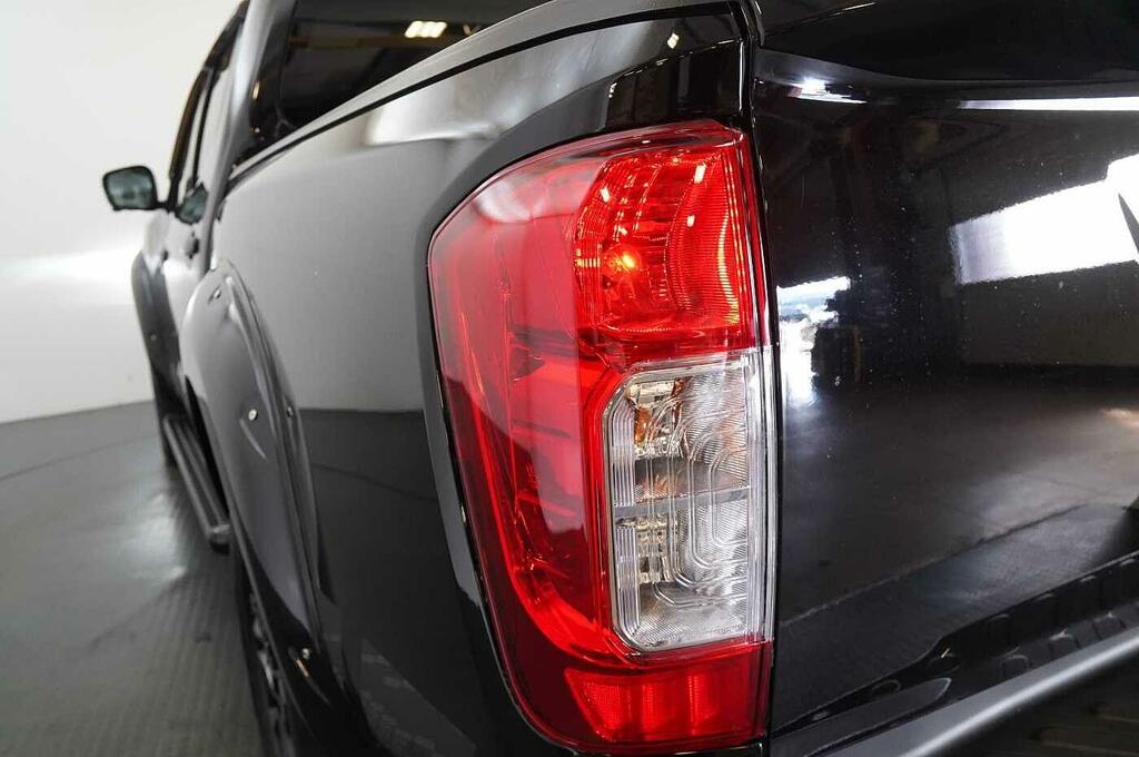 Nissan Navara Navara Tekna Dci Black #9