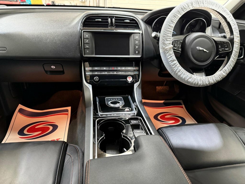 Jaguar XE 2L Prestige Black #2