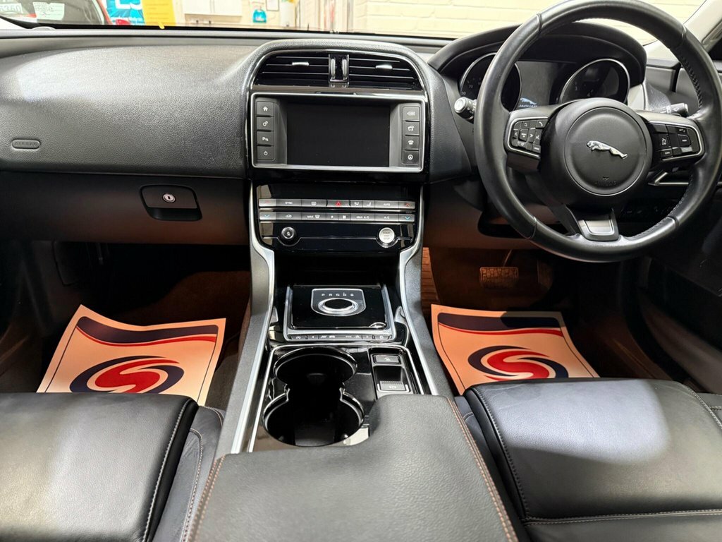 Jaguar XE 2L Prestige Black #6