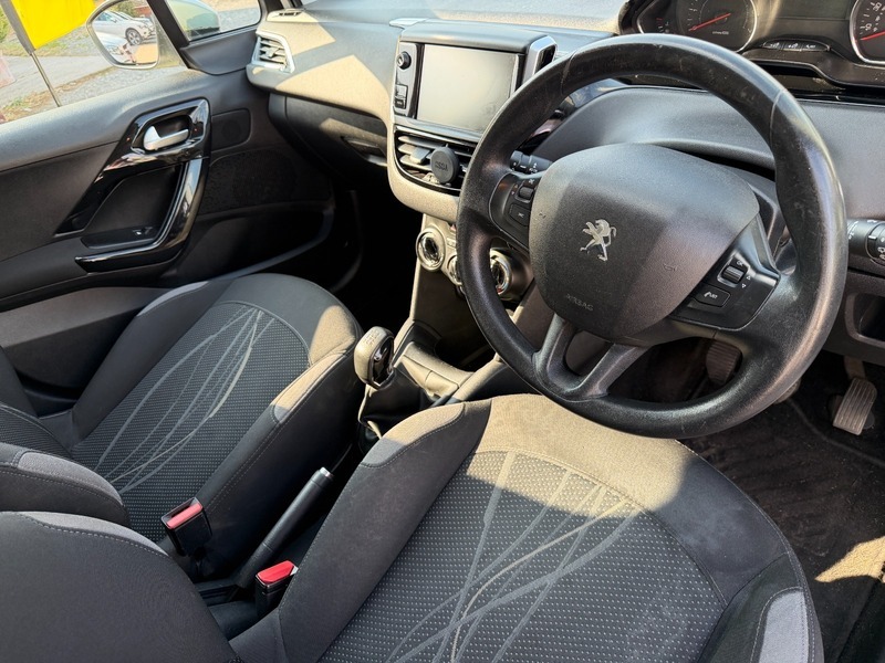 Peugeot 208 Access White #8