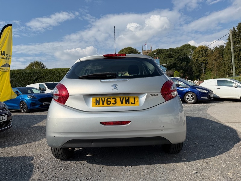 Peugeot 208 Access White #3