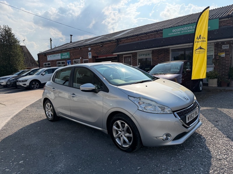 Peugeot 208 Access White #1