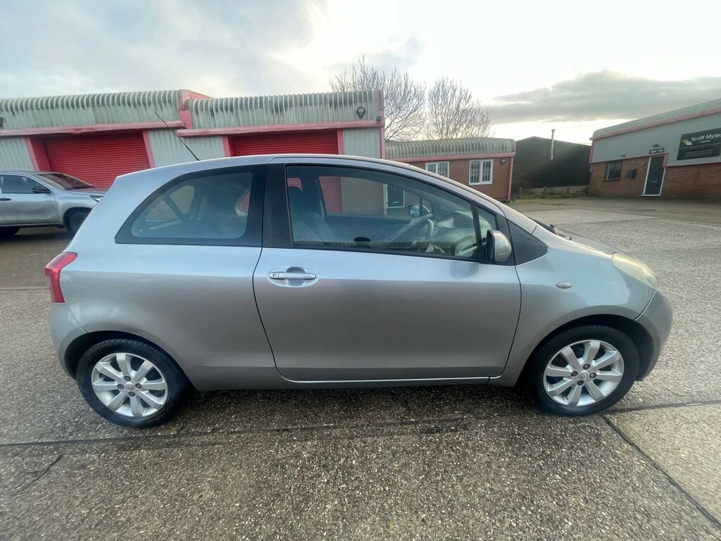 Toyota Yaris 1.3 Vvt-i Zinc Mmt Hatchback Silver #2