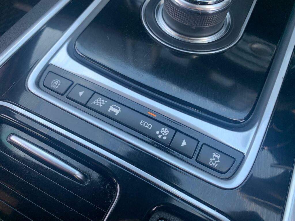 Jaguar XE Black #37