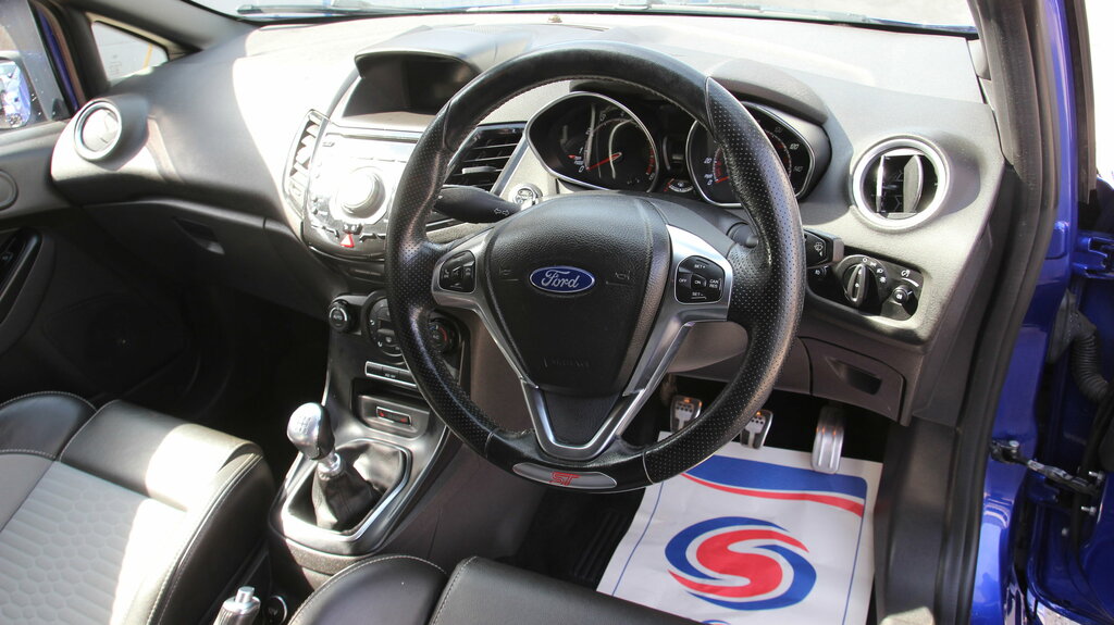 Ford Fiesta Studio White #18
