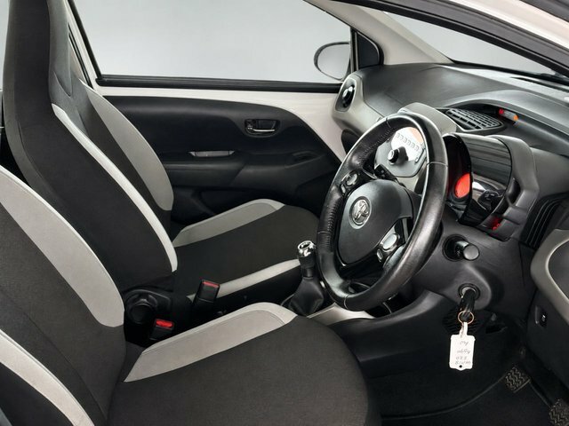 Toyota Aygo 1.0 Vvt-i X-play Hatchback White #2