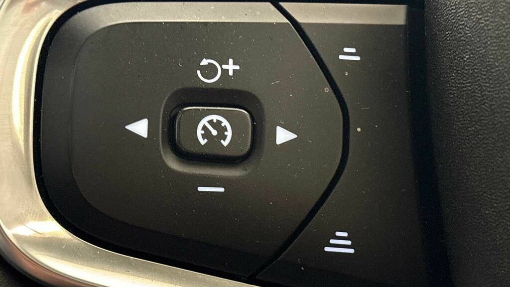 Volvo XC40 Plus Silver #30