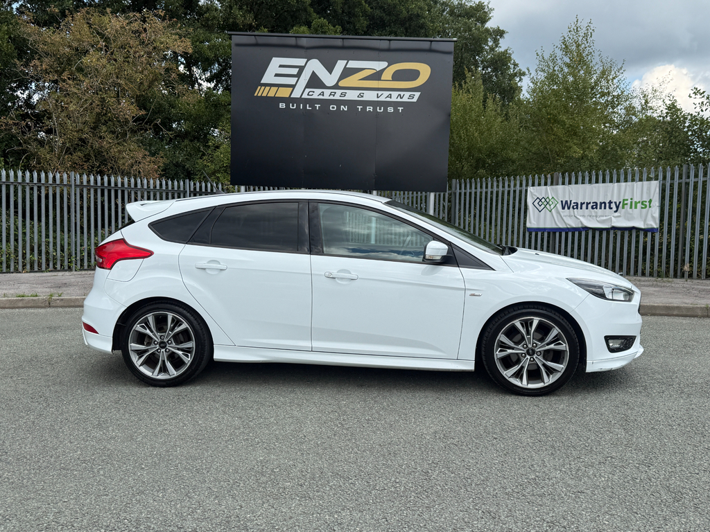 Ford Focus 1.0T Ecoboost St-line Hatchback White #4