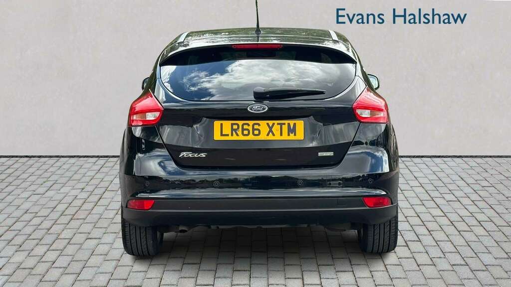 Ford Focus 1.0 Ecoboost 125 Titanium 2016 LR66XTM Black #4