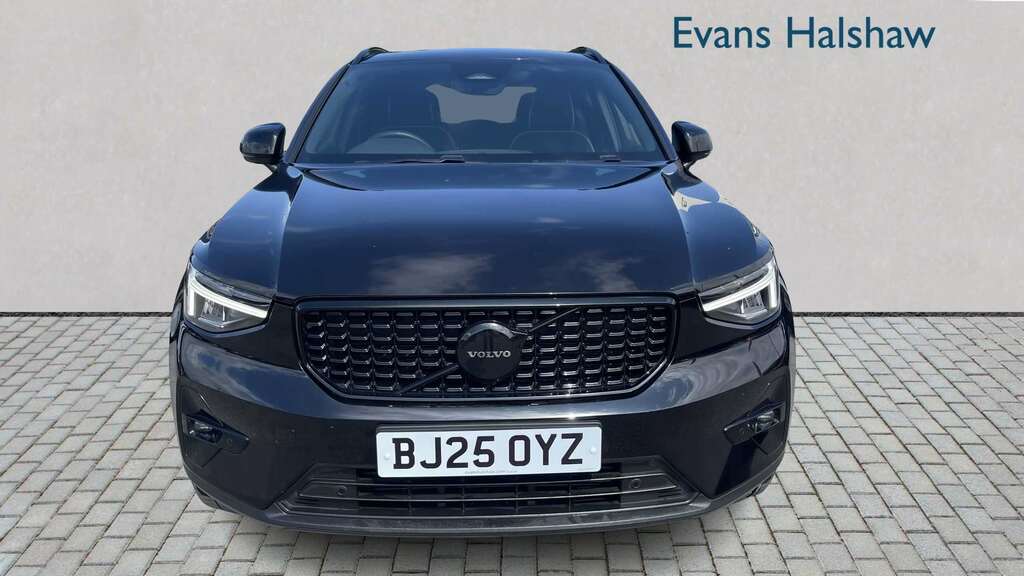 Volvo XC40 2.0 B4p Plus Black Edition 2025 BJ25OYZ Black #2