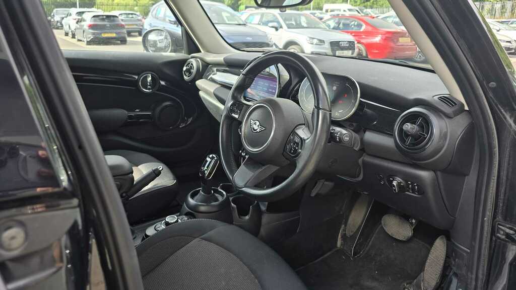 Mini Hatch 1.5 Cooper Classic Premium 2023 YF23JHL Black #4