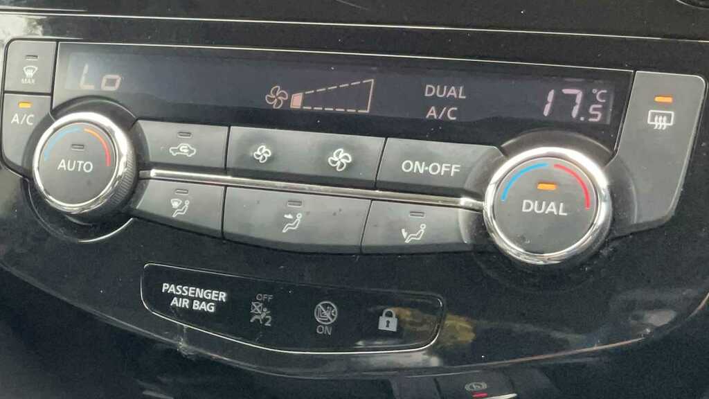 Nissan Qashqai 1.3 Dig-t 160 N-connecta Glass Roof Pack Silver #17