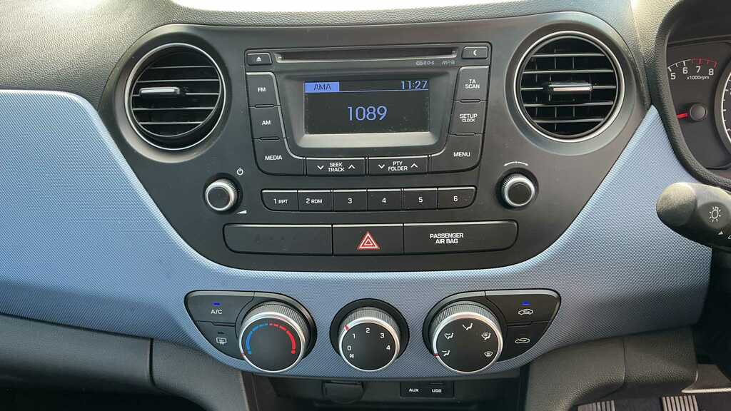 Hyundai I10 Hatchback White #17