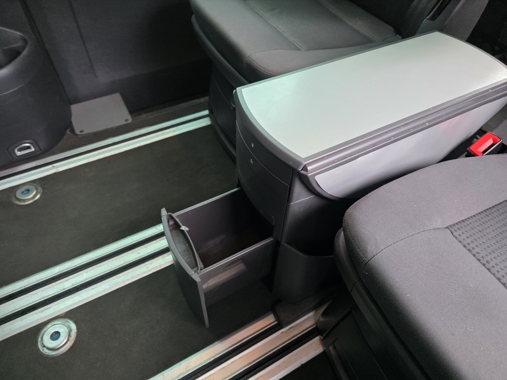 Volkswagen Caravelle Mpv Black #16