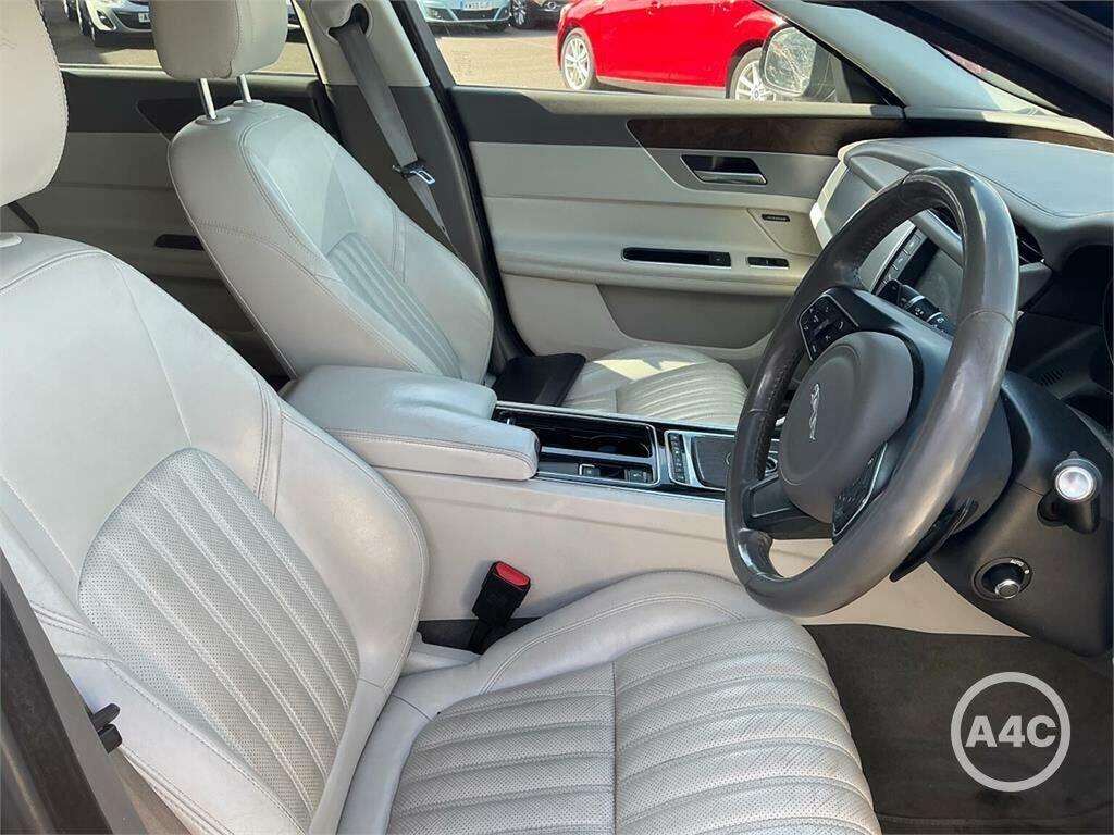 Jaguar XF Saloon 2.0D Portfolio Euro 6 Ss 2016 VN16AHE Green #5