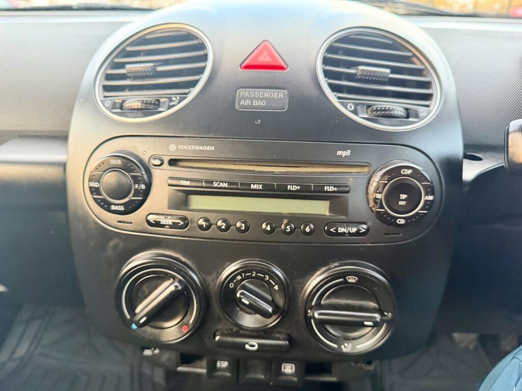 Volkswagen Beetle Hatchback White #39