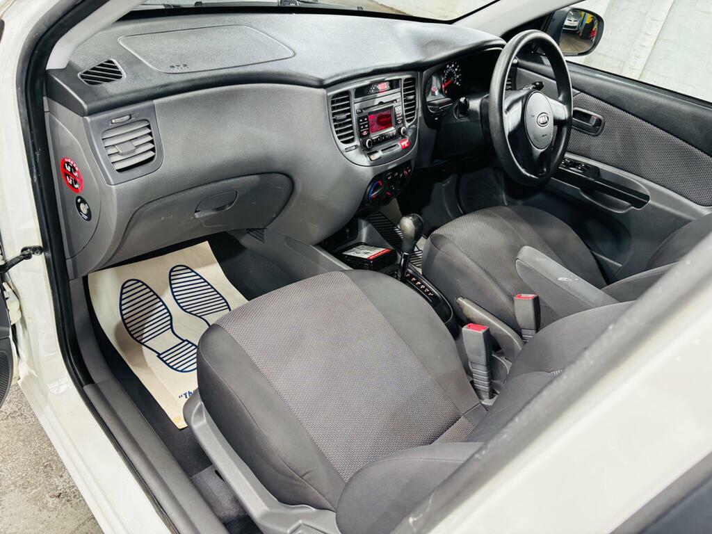 Kia RIO Hatchback Black #12
