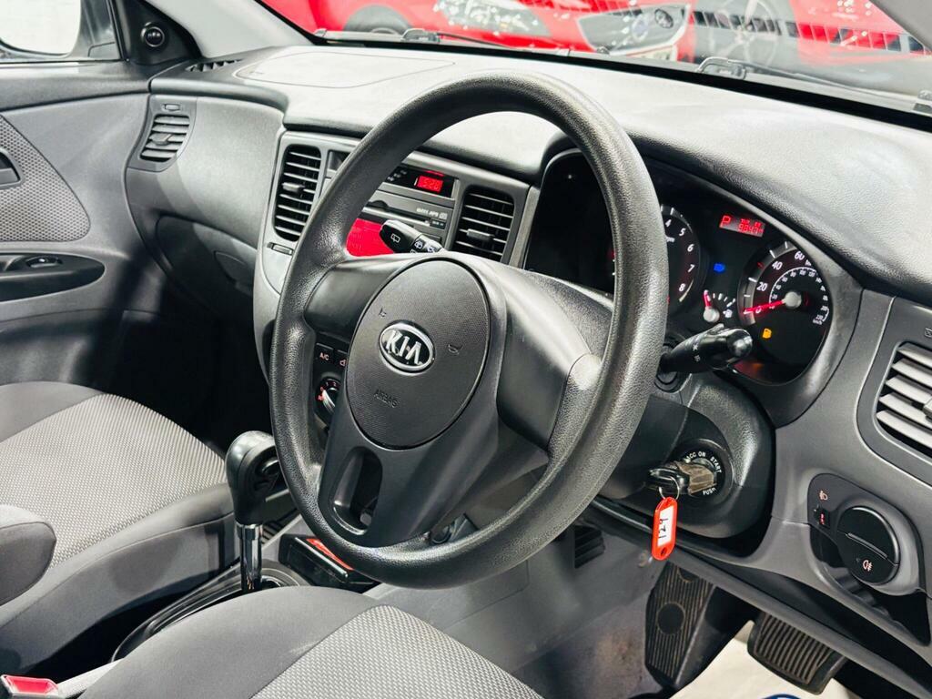 Kia RIO Hatchback Black #10