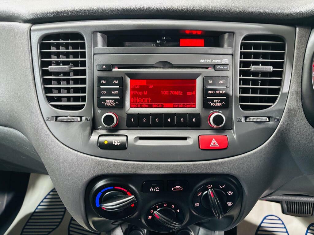 Kia RIO Hatchback Black #16