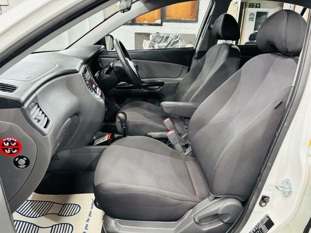 Kia RIO Hatchback Black #13