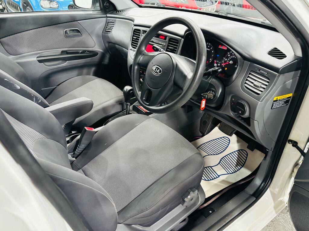 Kia RIO Hatchback Black #9