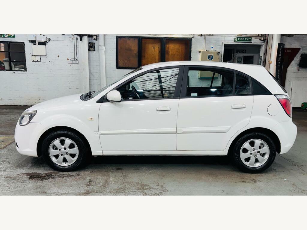 Kia RIO Hatchback Black #8