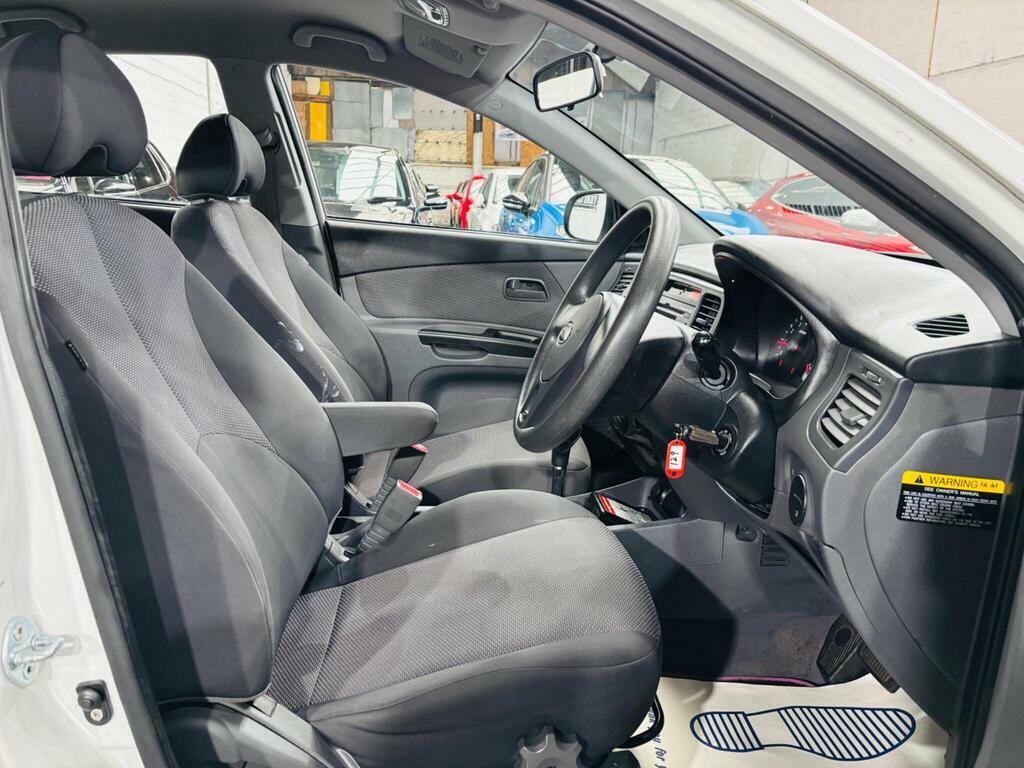 Kia RIO Hatchback Black #11