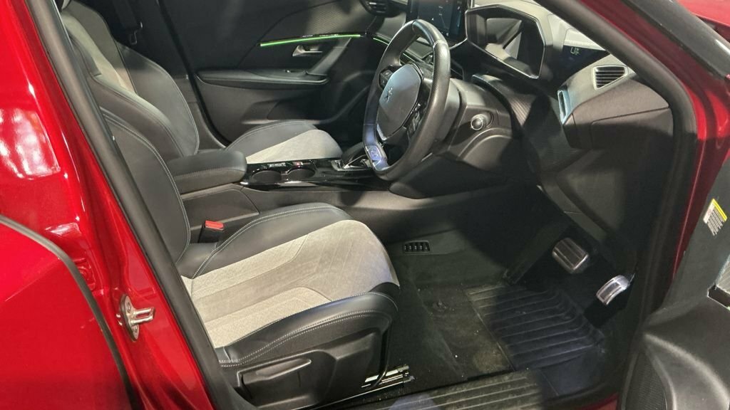 Peugeot e-2008 Suv Red #5