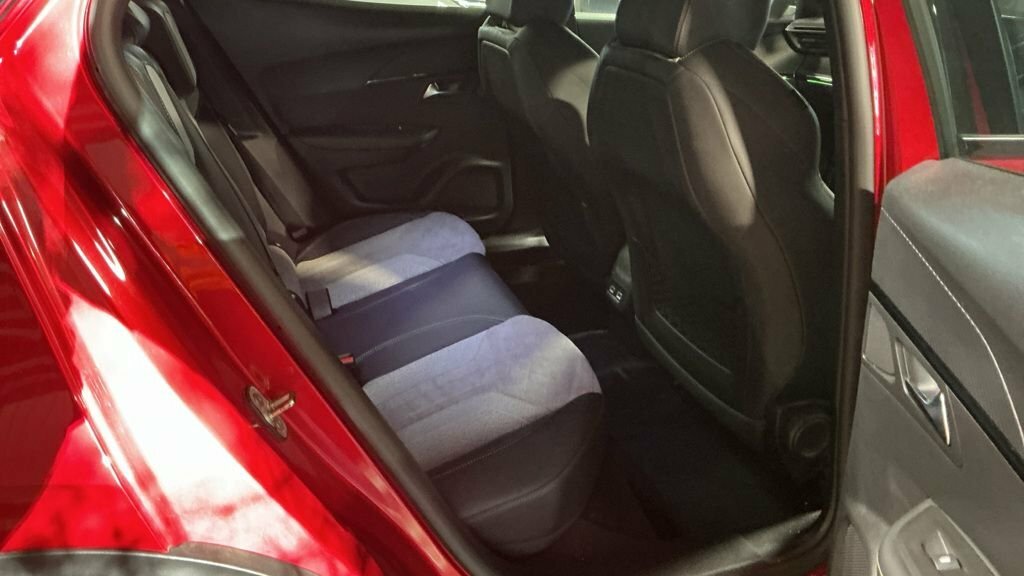 Peugeot e-2008 Suv Red #4