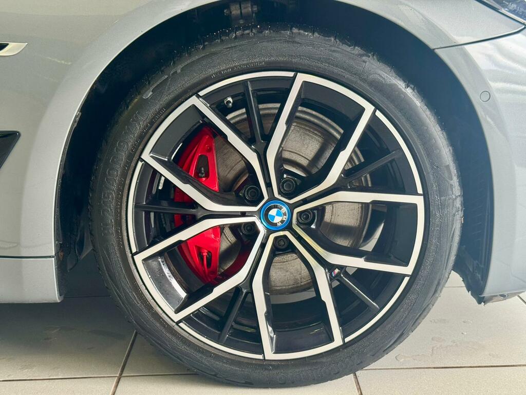 BMW 5 Series Estate YB72HFN Grey #2