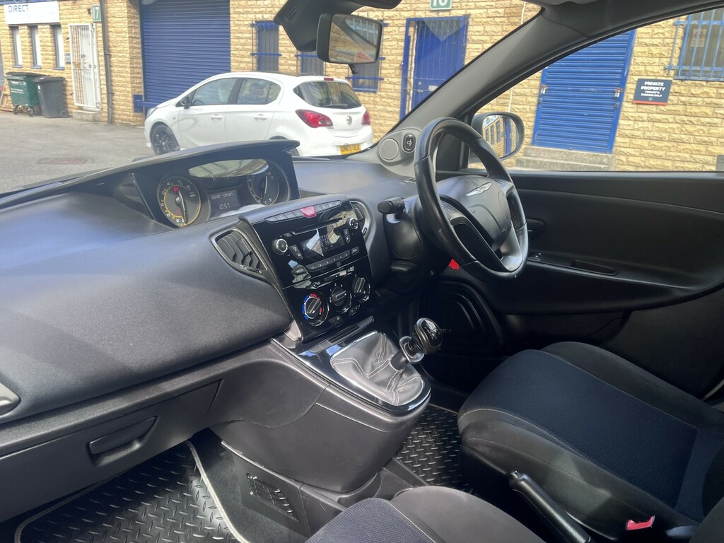 Chrysler Ypsilon Hatchback  #13