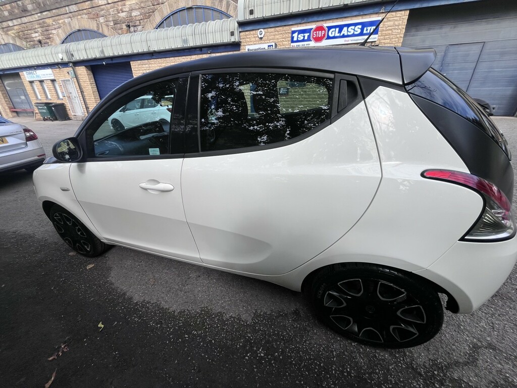 Chrysler Ypsilon Hatchback  #16