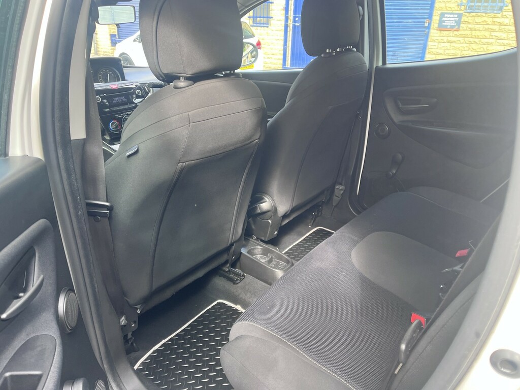Chrysler Ypsilon Hatchback  #15