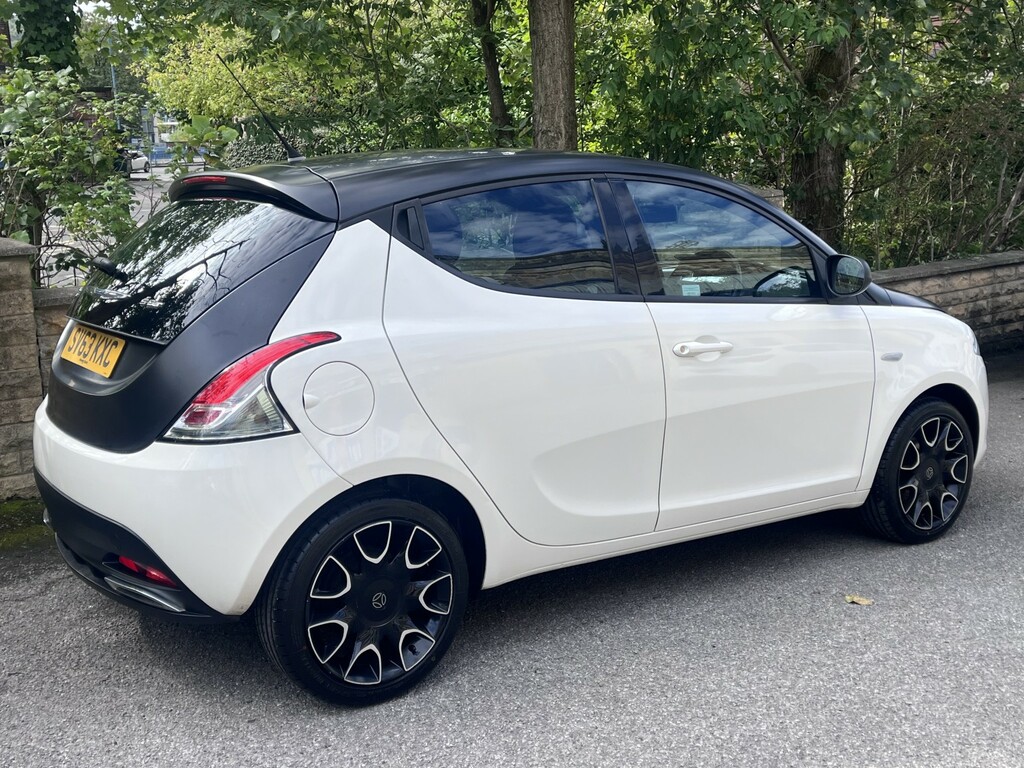Chrysler Ypsilon 1.2 S-series Hatchback Euro 5 S SV63KXC White #6