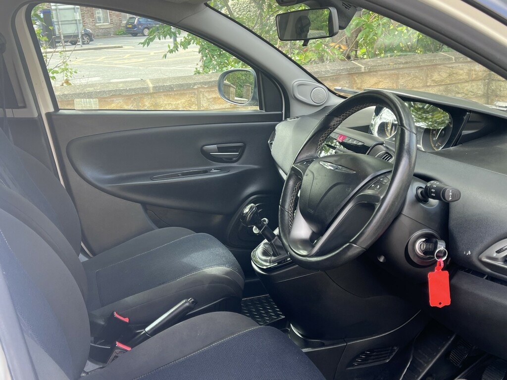 Chrysler Ypsilon Hatchback  #8