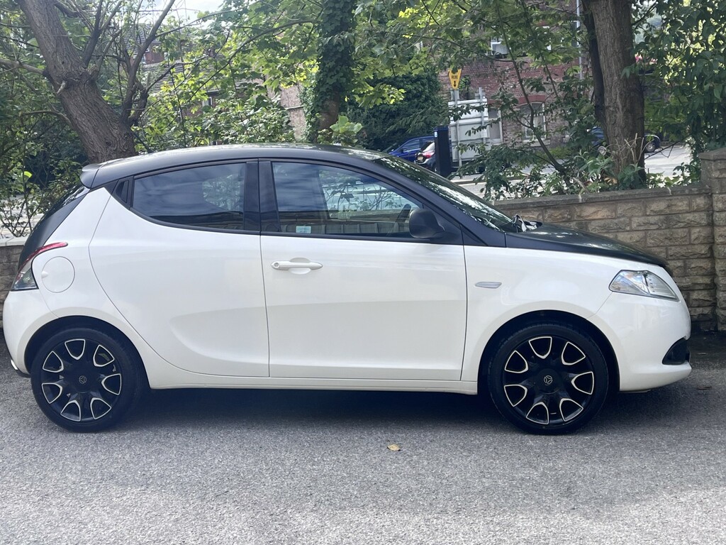 Chrysler Ypsilon Hatchback  #7